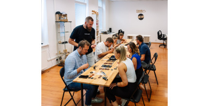 Dárkový poukaz na workshop výroby dřevěných hodinek TimeWood v Praze či Ostravě – náhled 7