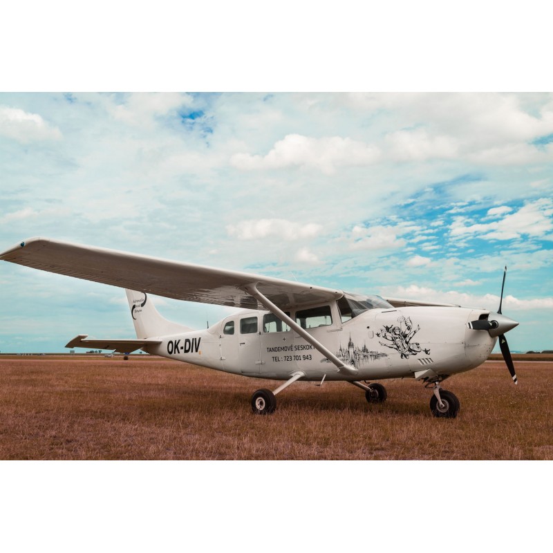 Dárkový poukaz na vyhlídkový let CESSNA 207: Pálava, Lednice  - 55 min – náhled 2