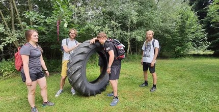 Dárkový poukaz na Týmový závod v kutálení pneumatik od traktoru – Darujpoukaz.cz