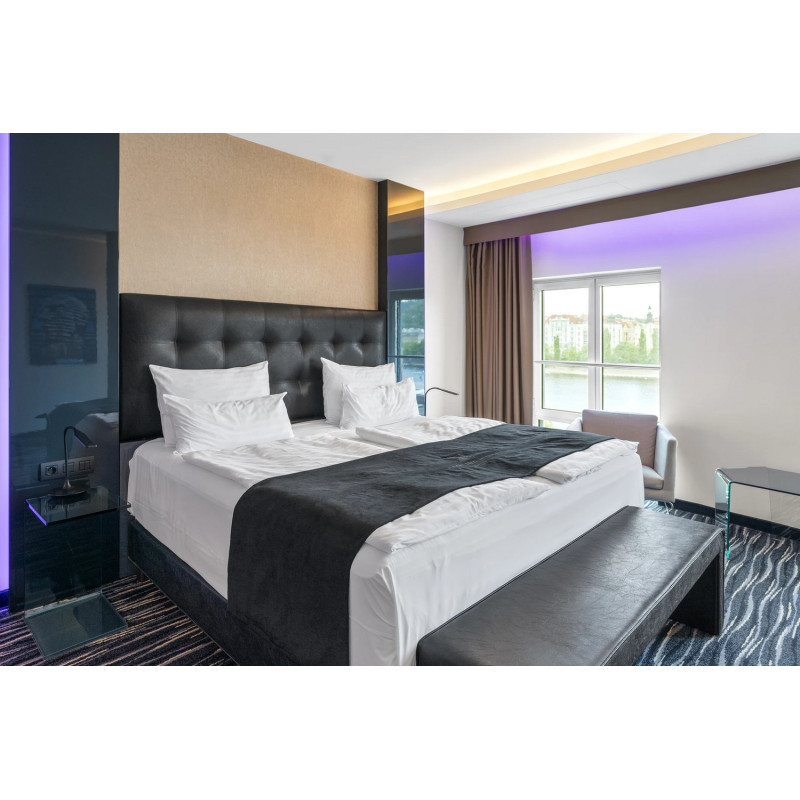 Dárkový poukaz na noc v Tančícím domě s lahví Champagne pro dva – náhled 2