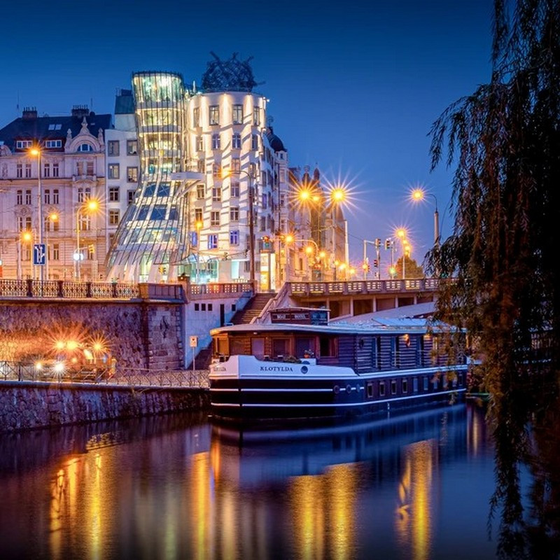 Dárkový poukaz na noc v Tančícím domě s lahví Champagne pro dva – náhled 9