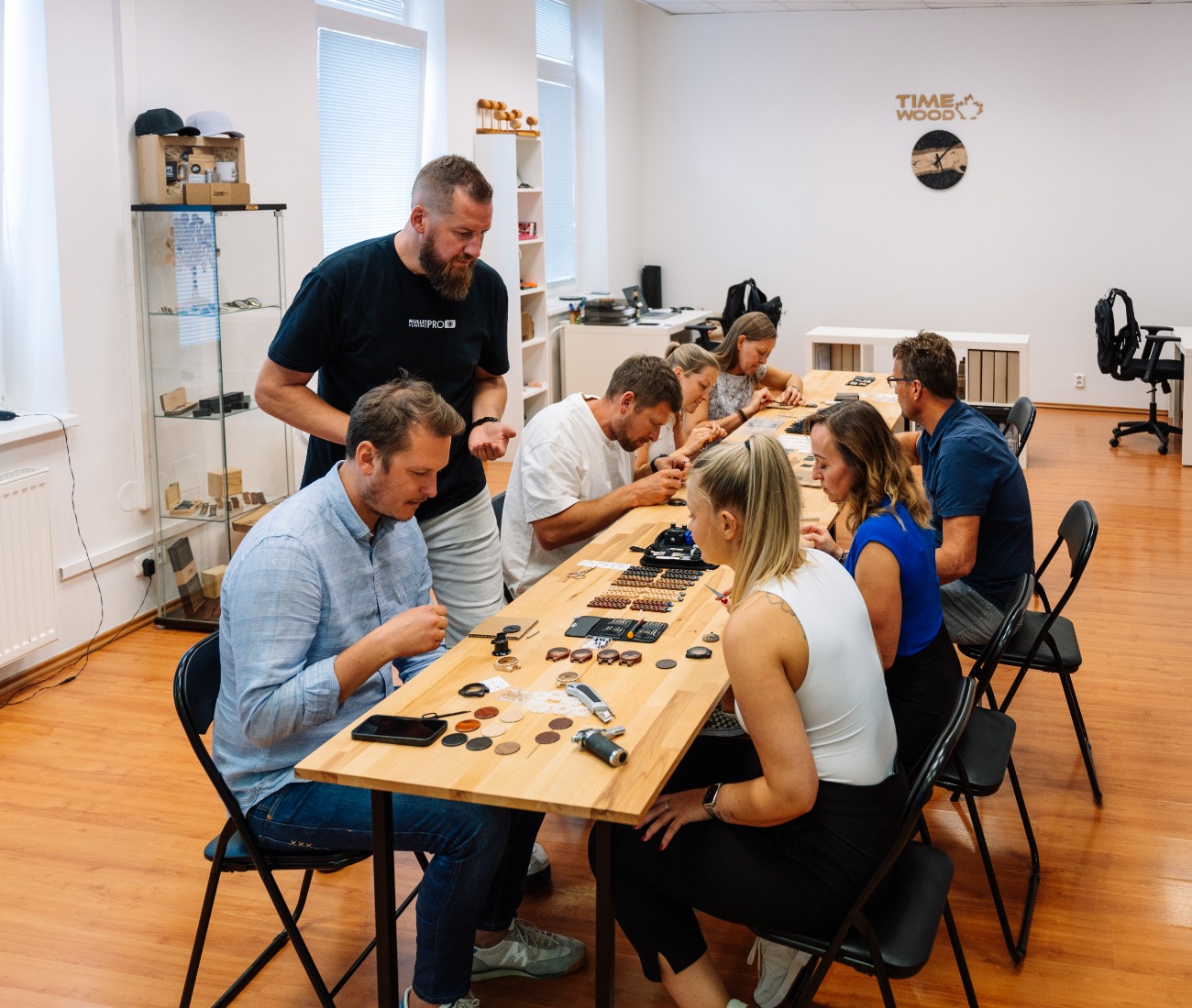 Dárkový poukaz na workshop výroby dřevěných hodinek TimeWood v Praze či Ostravě – ukázka 2 – Darujpoukaz.cz