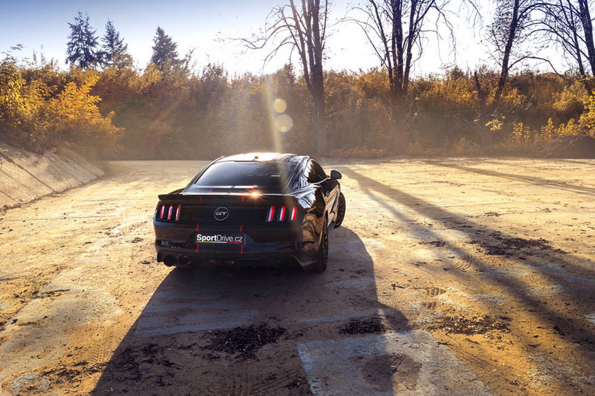 Dárkový poukaz na 2 x 20 minut jízdy v Lamborghini a Mustang GT - 2 x 20 minut včetně paliva
